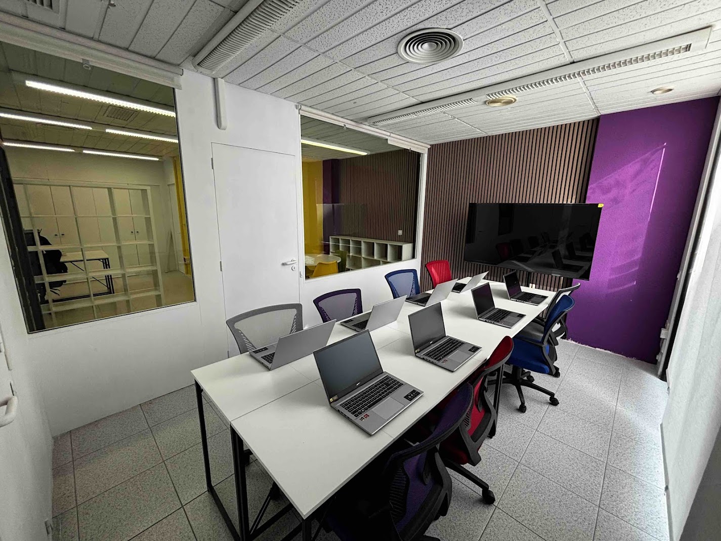 Aula petita equipada amb ordinadors per a classes en grups reduïts