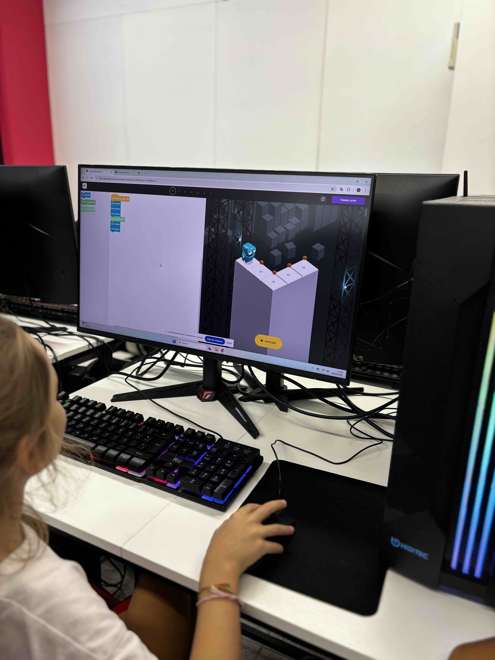 Alumnes fent una classe pràctica de programació